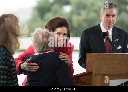 Lynda Johnson Robb, Tochter des ehemaligen US-Präsident Lyndon Baines Johnson grüßt Witwe von Vietnam-Veteranen in der LBJ Library. Stockfoto