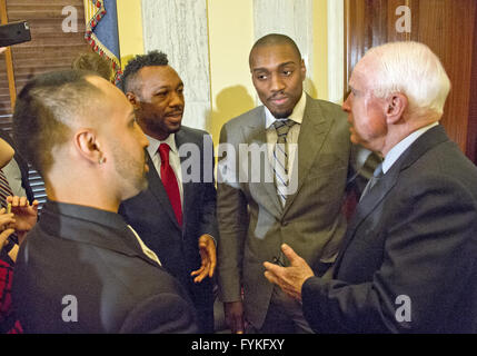 26. April 2016 - Washington, District Of Columbia, Vereinigte Staaten von Amerika - von links nach rechts: amerikanische Profi-Boxer und Kommentator Paulie Malignaggi; US-amerikanischer Profiboxer und ehemaliger WBA-super-Weltergewicht champion Austin Trout; Phil Davis, ehemaliger All American Ringer & Bellator MMA-Kämpfer; und US-Senator John McCain (Republikaner von Arizona) teilen einige Gedanken nach formalen Bemerkungen auf einer Pressekonferenz die Beobachtungsstudie über das Gehirngesundheit von aktiven und pensionierten professionelle Kämpfer auf dem Capitol Hill in Washington, DC auf Dienstag, 26. April 2016 zu diskutieren Stockfoto