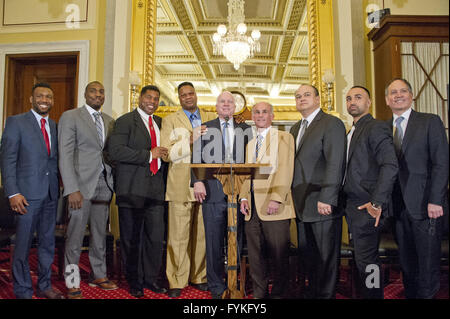 26. April 2016 - Washington, District Of Columbia, Vereinigte Staaten von Amerika - von links nach rechts: Austin Trout, ehemaliger Junior-Mittelgewicht Weltmeister Boxen; Phil Davis, ehemaliger All American Ringer & Bellator MMA-Kämpfer; Herschel Walker, NFL große & ehemaligen MMA-Kämpfer; Larry Holmes, Box-Legende; US-Senator John McCain (Republikaner von Arizona); Dr. Charles Bernick, M.D., M.P.H., associate ärztlichen Direktor der Cleveland Klinik Lou Ruvo Center für die Gesundheit des Gehirns; Scott Coker, Bellator MMA-Präsident; Paulie Malignaggi, ehemaliger Boxweltmeister im Weltergewicht; und Kevin Kay, Spike- Stockfoto