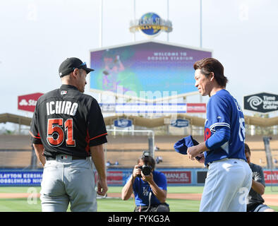 Los Angeles, Kalifornien, USA. 25. April 2016. Ichiro Suzuki (Marlins), Kenta Maeda (Schwindler) MLB: Ichiro Suzuki von Miami Marlins spricht mit Kenta Maeda der Los Angeles Dodgers vor der Major League Baseball Spiel im Dodger Stadium in Los Angeles, Kalifornien, USA. © AFLO/Alamy Live-Nachrichten Stockfoto