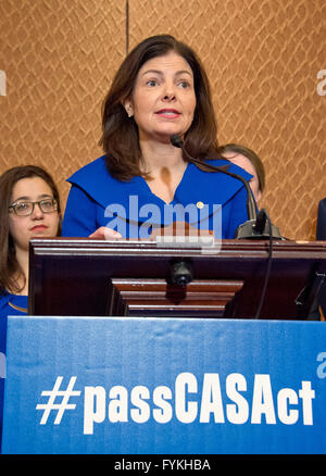 Washington DC, USA. 26. April 2016.  Vereinigte Staaten Senator Kelly Ayotte (Republican of New Hampshire) macht Bemerkungen auf einer Pressekonferenz, die Aufforderung an den US-Senat übergeben "Campus Accountability and Safety Act" in der US-Kapitol in Washington, DC auf Dienstag, 26. April 2016. Bildnachweis: Dpa picture Alliance/Alamy Live News Stockfoto