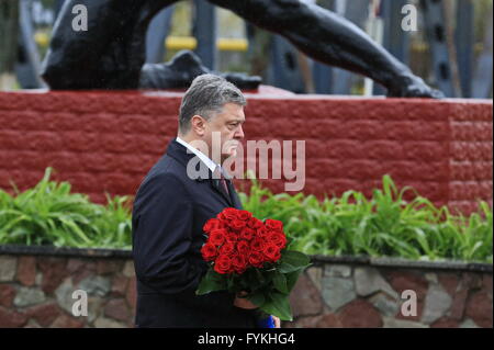 Tschernobyl, Ukraine. 26. April 2016. Der ukrainische Präsident Petro Poroshenko präsentiert Blumen zum Denkmal während einer Festveranstaltung zum 30. Jahrestag der Tschernobyl-Katastrophe in Tschernobyl, Ukraine, 26. April 2016. Ukraine am Dienstag markiert den 30. Jahrestag der Tschernobyl-Katastrophe. © Chen Junfeng/Xinhua/Alamy Live-Nachrichten Stockfoto