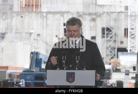 Tschernobyl, Ukraine. 26. April 2016. Der ukrainische Präsident Petro Poroshenko spricht bei einer Festveranstaltung zum 30. Jahrestag der Tschernobyl-Katastrophe in Tschernobyl, Ukraine, 26. April 2016. Ukraine am Dienstag markiert den 30. Jahrestag der Tschernobyl-Katastrophe. © Seigey/Xinhua/Alamy Live-Nachrichten Stockfoto