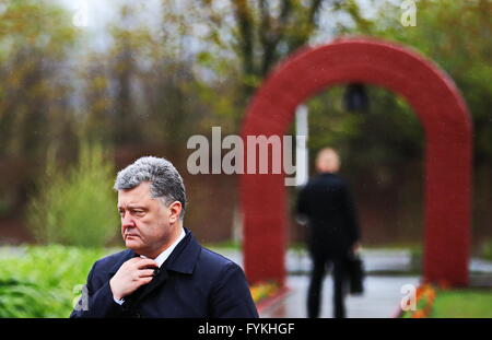 Tschernobyl, Ukraine. 26. April 2016. Der ukrainische Präsident Petro Poroshenko besucht eine Festveranstaltung zum 30. Jahrestag der Tschernobyl-Katastrophe in Tschernobyl, Ukraine, 26. April 2016. Ukraine am Dienstag markiert den 30. Jahrestag der Tschernobyl-Katastrophe. © Chen Junfeng/Xinhua/Alamy Live-Nachrichten Stockfoto