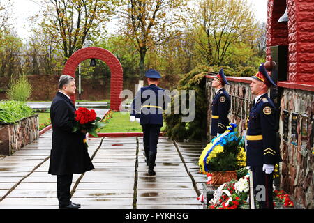 Tschernobyl, Ukraine. 26. April 2016. Der ukrainische Präsident Petro Poroshenko präsentiert Blumen zum Denkmal während einer Festveranstaltung zum 30. Jahrestag der Tschernobyl-Katastrophe in Tschernobyl, Ukraine, 26. April 2016. Ukraine am Dienstag markiert den 30. Jahrestag der Tschernobyl-Katastrophe. © Chen Junfeng/Xinhua/Alamy Live-Nachrichten Stockfoto