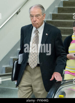 Vereinigte Staaten Senator Chuck Grassley (Republikanische of Iowa) in der u-Bahn US Capitol in Washington, DC auf Dienstag, 26. April 2016. Bildnachweis: Ron Sachs/CNP - kein Draht-Dienst- Stockfoto