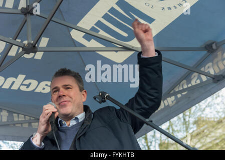 London, UK. 26. April 2016. PCS-Generalsekretär Mark Serwotka spricht als Gewerkschafter und als jemand, der durch seine Behandlung im Krankenhaus an einer Kundgebung nahmen mehrere tausend von Angehörigen der Gesundheitsberufe, Lehrer und Förderer gegenüber Downing St zur Unterstützung der Ärzte in der Ausbildung am Ende des ersten Tages ihres zweitägigen Streiks am Leben gehalten wird. Peter Marshall/Alamy Live-Nachrichten Stockfoto