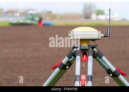 Hesketh Bank, Lancashire, UK. 27. April 2016. UK Wetter: Landwirte in der Salatschüssel von Lancashire sind hielt zurück in die Produktion von Salat ernten aufgrund der anhaltenden Kälte was ist Wachstum einschränken.  Das Gebiet ist ein großer Arbeitgeber der ausländischen Einwanderer Arbeiter & EU-Staatsangehörige, die auf Kurzarbeit beschränkt sind, der einen Schlag auf die Auswirkungen für die lokale Wirtschaft hat.  Die Bauern sind weiterhin unter Schutz Vlies per Satellitennavigation zu Pflanzen. Bildnachweis: Cernan Elias/Alamy Live-Nachrichten Stockfoto