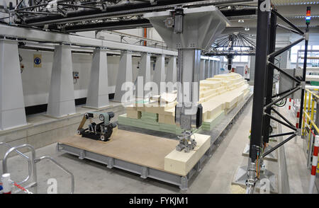 Bremerhaven, Deutschland. 27. April 2016. Ein Roboter fräst ein Rotorblatt auf dem Testgelände für industrielle Rotor Blattproduktion im "BladeMaker" Demo Center in Bremerhaven, Deutschland, 27. April 2016. Die Website wird betrieben vom Fraunhofer-Institut für Windenergie und Energiesystemtechnik "(IWES) Nordwesten. Foto: CARMEN JASPERSEN/Dpa/Alamy Live News Stockfoto