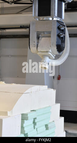 Bremerhaven, Deutschland. 27. April 2016. Ein Roboter fräst ein Rotorblatt auf dem Testgelände für industrielle Rotor Blattproduktion im "BladeMaker" Demo Center in Bremerhaven, Deutschland, 27. April 2016. Die Website wird betrieben vom Fraunhofer-Institut für Windenergie und Energiesystemtechnik "(IWES) Nordwesten. Foto: CARMEN JASPERSEN/Dpa/Alamy Live News Stockfoto