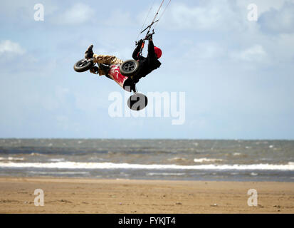 Ainsdale, Merseyside, England. 27. April 2016. Kiteboarder genießen die windigen Bedingungen am Ainsdale Beach.Merseyside Credit: Alan Edwards/Alamy Live News Stockfoto