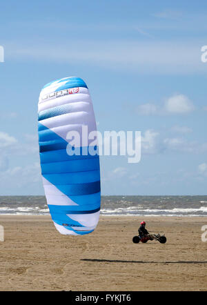 Ainsdale, Merseyside, England. 27. April 2016. Kiteboarder genießen die windigen Bedingungen am Ainsdale Beach.Merseyside Credit: Alan Edwards/Alamy Live News Stockfoto