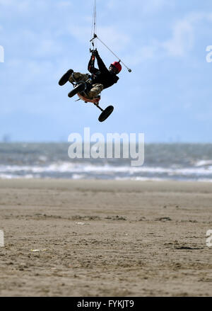 Ainsdale, Merseyside, England. 27. April 2016. Kiteboarder genießen die windigen Bedingungen am Ainsdale Beach.Merseyside Credit: Alan Edwards/Alamy Live News Stockfoto