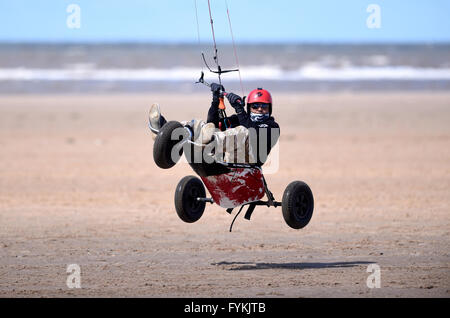 Ainsdale, Merseyside, England. 27. April 2016. Kiteboarder genießen die windigen Bedingungen am Ainsdale Beach.Merseyside Credit: Alan Edwards/Alamy Live News Stockfoto