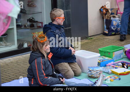 Sassenheim, Niederlande. 27. April 2016. Der Niederlanden feiern Königstag (Koningsdag).  Feierte am 27. April, markiert den Zeitpunkt die Geburt von König Willem-Alexander. Die Vrijmarkt (buchstäblich "freien Markt") ist eine bundesweite Flohmarkt, bei dem viele Menschen ihre gebrauchten Sachen verkaufen. Koningsdag sieht jetzt groß angelegte Feierlichkeiten, mit vielen Konzerten und Veranstaltungen im öffentlichen Raum. Bildnachweis: Natalija Rinkauskiene/Alamy Live-Nachrichten Stockfoto