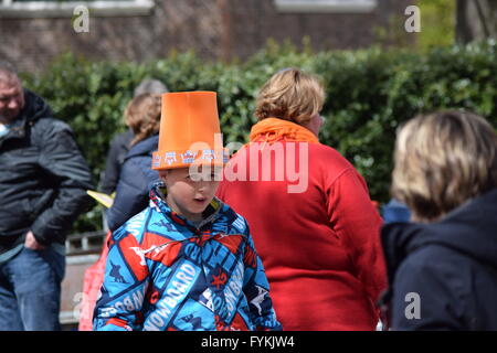 Sassenheim, Niederlande. 27. April 2016. Der Niederlanden feiern Königstag (Koningsdag).  Feierte am 27. April, markiert den Zeitpunkt die Geburt von König Willem-Alexander. Die Vrijmarkt (buchstäblich "freien Markt") ist eine bundesweite Flohmarkt, bei dem viele Menschen ihre gebrauchten Sachen verkaufen. Koningsdag sieht jetzt groß angelegte Feierlichkeiten, mit vielen Konzerten und Veranstaltungen im öffentlichen Raum. Bildnachweis: Natalija Rinkauskiene/Alamy Live-Nachrichten Stockfoto