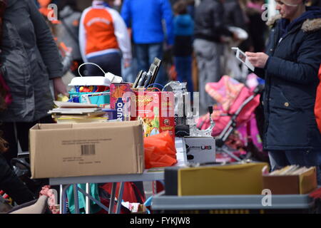 Sassenheim, Niederlande. 27. April 2016. Der Niederlanden feiern Königstag (Koningsdag).  Feierte am 27. April, markiert den Zeitpunkt die Geburt von König Willem-Alexander. Die Vrijmarkt (buchstäblich "freien Markt") ist eine bundesweite Flohmarkt, bei dem viele Menschen ihre gebrauchten Sachen verkaufen. Koningsdag sieht jetzt groß angelegte Feierlichkeiten, mit vielen Konzerten und Veranstaltungen im öffentlichen Raum. Bildnachweis: Natalija Rinkauskiene/Alamy Live-Nachrichten Stockfoto