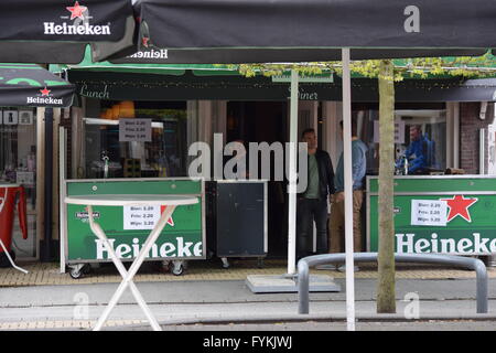 Sassenheim, Niederlande. 27. April 2016. Der Niederlanden feiern Königstag (Koningsdag).  Feierte am 27. April, markiert den Zeitpunkt die Geburt von König Willem-Alexander. Die Vrijmarkt (buchstäblich "freien Markt") ist eine bundesweite Flohmarkt, bei dem viele Menschen ihre gebrauchten Sachen verkaufen. Koningsdag sieht jetzt groß angelegte Feierlichkeiten, mit vielen Konzerten und Veranstaltungen im öffentlichen Raum. Bildnachweis: Natalija Rinkauskiene/Alamy Live-Nachrichten Stockfoto