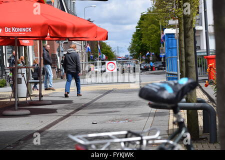 Sassenheim, Niederlande. 27. April 2016. Der Niederlanden feiern Königstag (Koningsdag).  Feierte am 27. April, markiert den Zeitpunkt die Geburt von König Willem-Alexander. Die Vrijmarkt (buchstäblich "freien Markt") ist eine bundesweite Flohmarkt, bei dem viele Menschen ihre gebrauchten Sachen verkaufen. Koningsdag sieht jetzt groß angelegte Feierlichkeiten, mit vielen Konzerten und Veranstaltungen im öffentlichen Raum. Bildnachweis: Natalija Rinkauskiene/Alamy Live-Nachrichten Stockfoto