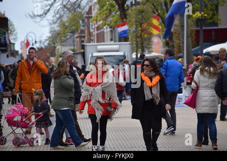 Sassenheim, Niederlande. 27. April 2016. Der Niederlanden feiern Königstag (Koningsdag).  Feierte am 27. April, markiert den Zeitpunkt die Geburt von König Willem-Alexander. Die Vrijmarkt (buchstäblich "freien Markt") ist eine bundesweite Flohmarkt, bei dem viele Menschen ihre gebrauchten Sachen verkaufen. Koningsdag sieht jetzt groß angelegte Feierlichkeiten, mit vielen Konzerten und Veranstaltungen im öffentlichen Raum. Bildnachweis: Natalija Rinkauskiene/Alamy Live-Nachrichten Stockfoto