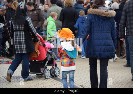 Sassenheim, Niederlande. 27. April 2016. Der Niederlanden feiern Königstag (Koningsdag).  Feierte am 27. April, markiert den Zeitpunkt die Geburt von König Willem-Alexander. Die Vrijmarkt (buchstäblich "freien Markt") ist eine bundesweite Flohmarkt, bei dem viele Menschen ihre gebrauchten Sachen verkaufen. Koningsdag sieht jetzt groß angelegte Feierlichkeiten, mit vielen Konzerten und Veranstaltungen im öffentlichen Raum. Bildnachweis: Natalija Rinkauskiene/Alamy Live-Nachrichten Stockfoto