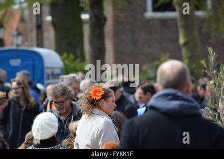 Sassenheim, Niederlande. 27. April 2016. Der Niederlanden feiern Königstag (Koningsdag).  Feierte am 27. April, markiert den Zeitpunkt die Geburt von König Willem-Alexander. Die Vrijmarkt (buchstäblich "freien Markt") ist eine bundesweite Flohmarkt, bei dem viele Menschen ihre gebrauchten Sachen verkaufen. Koningsdag sieht jetzt groß angelegte Feierlichkeiten, mit vielen Konzerten und Veranstaltungen im öffentlichen Raum. Bildnachweis: Natalija Rinkauskiene/Alamy Live-Nachrichten Stockfoto