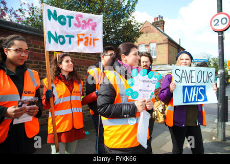 Nord-London, 27. April 2016 - Ärzte am St Anns Hospital, Tottenham, North London am 2. Tag ihres ersten alle aus Streik in der Geschichte des NHS aus Protest gegen die Einführung eines neuen Vertrags. Bildnachweis: Dinendra Haria/Alamy Live-Nachrichten Stockfoto