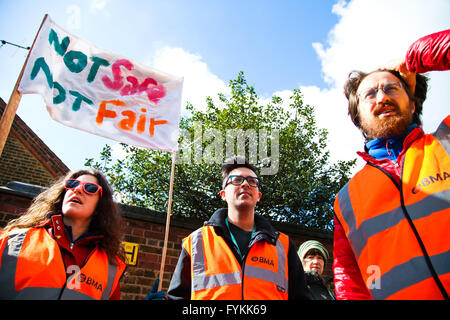 Nord-London, 27. April 2016 - Ärzte am St Anns Hospital, Tottenham, North London am 2. Tag ihres ersten alle aus Streik in der Geschichte des NHS aus Protest gegen die Einführung eines neuen Vertrags. Bildnachweis: Dinendra Haria/Alamy Live-Nachrichten Stockfoto