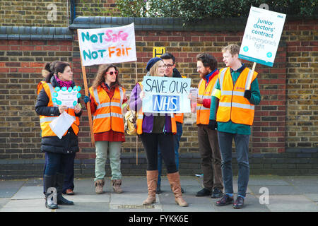 Nord-London, 27. April 2016 - Ärzte am St Anns Hospital, Tottenham, North London am 2. Tag ihres ersten alle aus Streik in der Geschichte des NHS aus Protest gegen die Einführung eines neuen Vertrags. Bildnachweis: Dinendra Haria/Alamy Live-Nachrichten Stockfoto