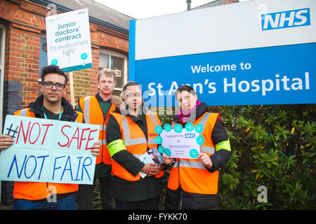 Nord-London, 27. April 2016 - Ärzte am St Anns Hospital, Tottenham, North London am 2. Tag ihres ersten alle aus Streik in der Geschichte des NHS aus Protest gegen die Einführung eines neuen Vertrags. Bildnachweis: Dinendra Haria/Alamy Live-Nachrichten Stockfoto