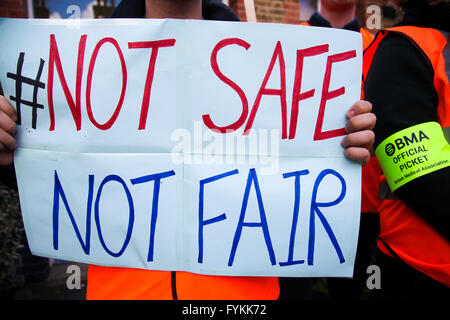 Nord-London, 27. April 2016 - Ärzte am St Anns Hospital, Tottenham, North London am 2. Tag ihres ersten alle aus Streik in der Geschichte des NHS aus Protest gegen die Einführung eines neuen Vertrags. Bildnachweis: Dinendra Haria/Alamy Live-Nachrichten Stockfoto