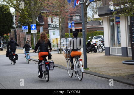 Sassenheim, Niederlande. 27. April 2016. Der Niederlanden feiern Königstag (Koningsdag).  Feierte am 27. April, markiert den Zeitpunkt die Geburt von König Willem-Alexander. Die Vrijmarkt (buchstäblich "freien Markt") ist eine bundesweite Flohmarkt, bei dem viele Menschen ihre gebrauchten Sachen verkaufen. Koningsdag sieht jetzt groß angelegte Feierlichkeiten, mit vielen Konzerten und Veranstaltungen im öffentlichen Raum. Bildnachweis: Natalija Rinkauskiene/Alamy Live-Nachrichten Stockfoto