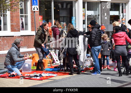 Sassenheim, Niederlande. 27. April 2016. Der Niederlanden feiern Königstag (Koningsdag).  Feierte am 27. April, markiert den Zeitpunkt die Geburt von König Willem-Alexander. Die Vrijmarkt (buchstäblich "freien Markt") ist eine bundesweite Flohmarkt, bei dem viele Menschen ihre gebrauchten Sachen verkaufen. Koningsdag sieht jetzt groß angelegte Feierlichkeiten, mit vielen Konzerten und Veranstaltungen im öffentlichen Raum. Bildnachweis: Natalija Rinkauskiene/Alamy Live-Nachrichten Stockfoto