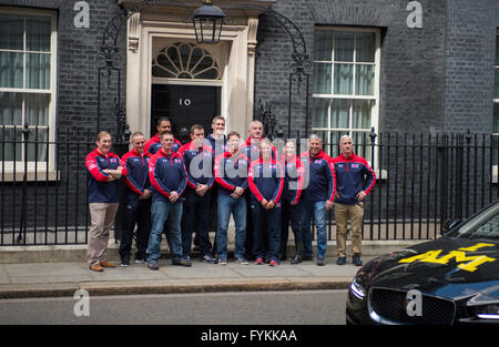 10 Downing Street, London, UK. 27. April 2016. Premierminister David Cameron trifft das UK-Team Invictus Games vom 8. bis 12. Mai in Orlando, USA bei der ESPN Wide World of Sports Complex besuchen. Invictus Games sind ein Multi-sport-Veranstaltung offen für alle verletzten, verletzte oder Kranke mit Personal und Veteranen. Konstituierenden Invictus Games fanden in London im Jahr 2014 und in diesem Jahr präsentiert über 500 Sportsoldat aus 15 Ländern im Wettbewerb mit 10 Veranstaltungen. Bildnachweis: Malcolm Park Leitartikel/Alamy Live-Nachrichten Stockfoto