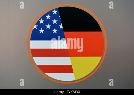 Der deutschen und der US-amerikanischen Flagge sind zusammen in einem Kreis, Deutschland, Stadt Hannover, 25 gedruckt. April 2016. Foto: Frank Mai Stockfoto