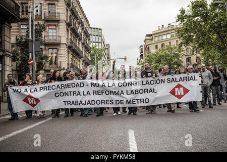 27. April 2016 - Barcelona, Katalonien, Spanien - Mitarbeiter der TMB, städtische Verkehrsmittel von Barcelona, Marsch durch die Stadt um Sparmaßnahmen schneidet in ihrer Gesellschaft zu protestieren (Credit-Bild: © Matthias Oesterle über ZUMA Draht) Stockfoto