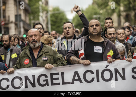 27. April 2016 - Barcelona, Katalonien, Spanien - Mitarbeiter der TMB, städtische Verkehrsmittel von Barcelona, Marsch durch die Stadt um Sparmaßnahmen schneidet in ihrer Gesellschaft zu protestieren (Credit-Bild: © Matthias Oesterle über ZUMA Draht) Stockfoto