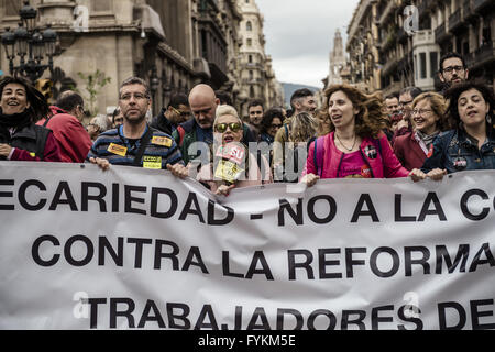 27. April 2016 - Barcelona, Katalonien, Spanien - Mitarbeiter der TMB, städtische Verkehrsmittel von Barcelona, Marsch durch die Stadt um Sparmaßnahmen schneidet in ihrer Gesellschaft zu protestieren (Credit-Bild: © Matthias Oesterle über ZUMA Draht) Stockfoto