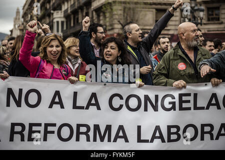 27. April 2016 - Barcelona, Katalonien, Spanien - Mitarbeiter der TMB, städtische Verkehrsmittel von Barcelona, Marsch durch die Stadt um Sparmaßnahmen schneidet in ihrer Gesellschaft zu protestieren (Credit-Bild: © Matthias Oesterle über ZUMA Draht) Stockfoto