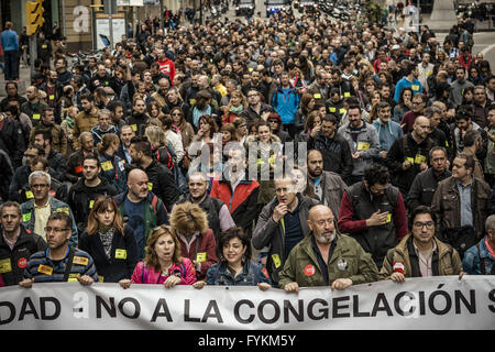 27. April 2016 - Barcelona, Katalonien, Spanien - Mitarbeiter der TMB, städtische Verkehrsmittel von Barcelona, Marsch durch die Stadt um Sparmaßnahmen schneidet in ihrer Gesellschaft zu protestieren (Credit-Bild: © Matthias Oesterle über ZUMA Draht) Stockfoto