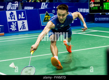 (160427)--WUHAN, 27. April 2016 (Xinhua)--Lee Chong Wei von Malaysia konkurriert im Herreneinzel ersten Runde Match gegen Wang Zhengming Chinas bei den Dong Feng Citroen Badminton Asien Meisterschaften 2016 in Wuhan, der Hauptstadt der Provinz Zentral-China Hubei, 27. April 2016. Lee Chong Wei gewann 2: 0. (Xinhua/Xiao Yijiu) Stockfoto