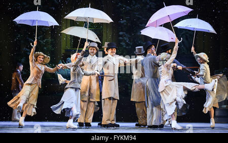 (160427) - HONG KONG, 27. April 2016 (Xinhua)--Schauspieler führen Eis Ballett Schwanensee on Ice in Hongkong, Südchina, 27. April 2016.   (Xinhua/Ng Wing Kin) (Angeles) Stockfoto