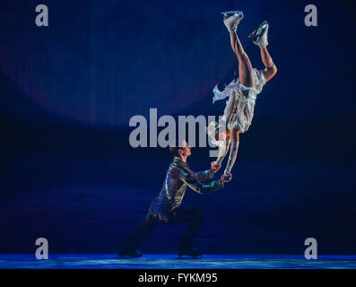 (160427) - HONG KONG, 27. April 2016 (Xinhua)--Schauspieler führen Eis Ballett Schwanensee on Ice in Hongkong, Südchina, 27. April 2016.   (Xinhua/Ng Wing Kin) (Angeles) Stockfoto