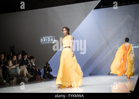 Barcelona, Katalonien, Spanien. 27. April 2016. Ein Modell geht die Start-und Landebahn präsentiert ein Kleid der Kollektion Frühjahr/Sommer 2017 während der "Cristina Tamborero" Modenschau auf der Barcelona Bridal Fashion Week 2016 © Matthias Oesterle/ZUMA Draht/Alamy Live News Stockfoto