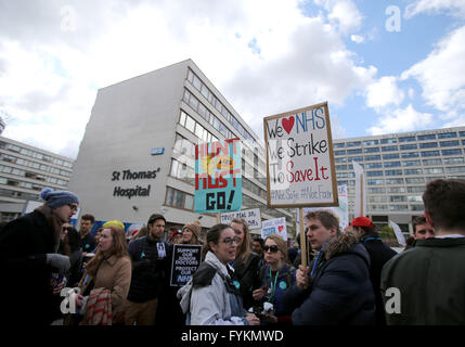 London, UK. 27. April 2016. Demonstranten versammeln sich vor St Thomas' Hospital während der Ärzte-Streik in London, England, am 27. April 2016. © Han Yan/Xinhua/Alamy Live-Nachrichten Stockfoto