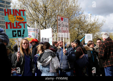 London, UK. 27. April 2016. Demonstranten versammeln sich vor St Thomas' Hospital während der Ärzte-Streik in London, England, am 27. April 2016. © Han Yan/Xinhua/Alamy Live-Nachrichten Stockfoto