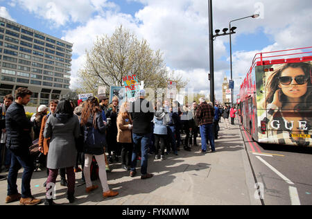 London, UK. 27. April 2016. Demonstranten versammeln sich vor St Thomas' Hospital während der Ärzte-Streik in London, England, am 27. April 2016. © Han Yan/Xinhua/Alamy Live-Nachrichten Stockfoto