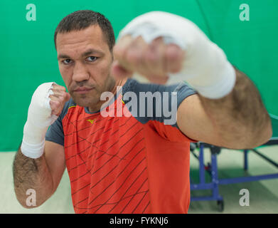 Kienbaum, Deutschland. 27. April 2016. Boxer Kubrat Pulev erwärmt sich vor dem Training im National Training Center in Kienbaum, Deutschland, 27. April 2016. Pulev kämpfen gegen Dereck Chisora von England in den "Kampf der Giganten" (Battle of the Giants) am 7. Mai 2015 in der Barclaycard Arena in Hamburg. Foto: PATRICK PLEUL/Dpa/Alamy Live News Stockfoto