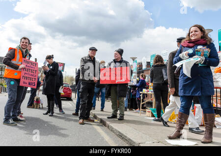 Tooting, London, Großbritannien. 27. April 2016. Junior-Ärzte-Bühne eine volle 48 Stunden Streik aus Protest gegen geplante Regierungsaufträge am 26. Mai bis 27.. Im Bild: St Georges Hospital, Tooting, London Credit Ärzte: © Michael Gibson/Alamy Live News Stockfoto