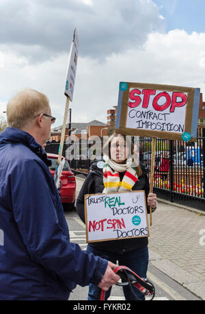 Tooting, London, Großbritannien. 27. April 2016. Junior-Ärzte-Bühne eine volle 48 Stunden Streik aus Protest gegen geplante Regierungsaufträge am 26. Mai bis 27.. Im Bild: St Georges Hospital, Tooting, London Credit Ärzte: © Michael Gibson/Alamy Live News Stockfoto